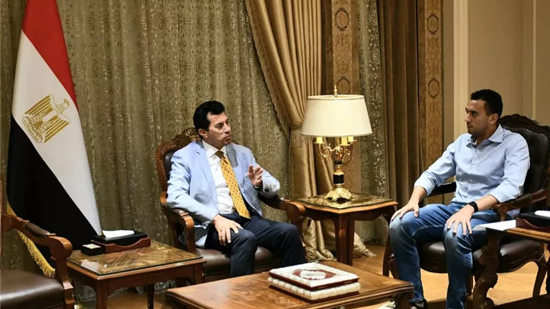 استعدادا للأولمبياد.. وزير الرياضة يلتقي البطل الأولمبي أحمد الجندي