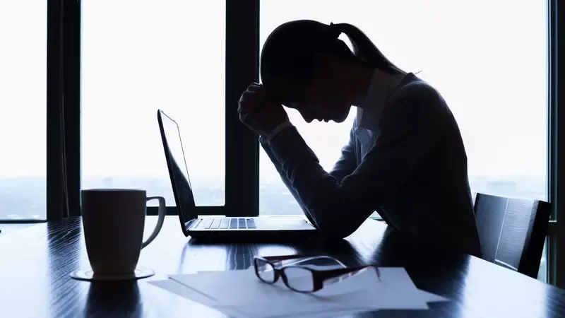 يسرق عقولنا.. كيف تعيد ساعات العمل الطويلة تشكيل الدماغ؟