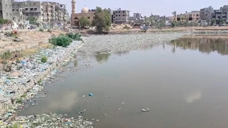 بلدية غزة: تسرب مياه الصرف الصحي وتراكم النفايات يفاقمان الأزمة البيئية والصحية