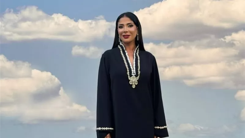 منى زكي تخطف الأنظار في Vogue World