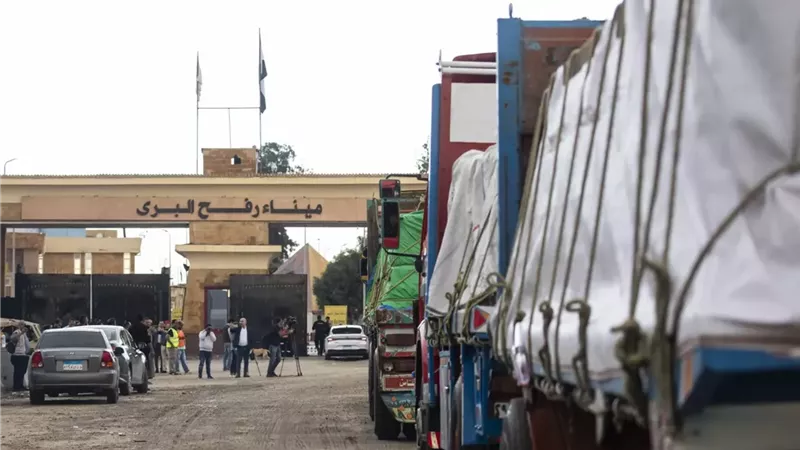 تحرك شاحنات المساعدات إلى معبري العوجة وكرم أبوسالم تمهيدا لدخولها غزة
