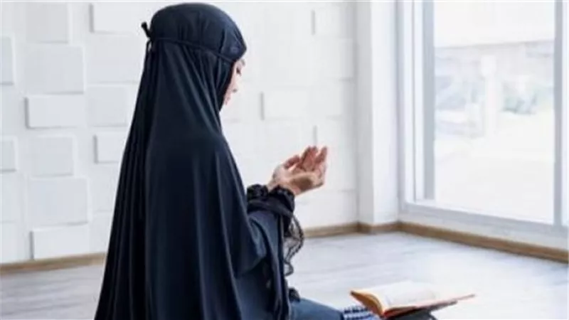 هل يجب على المرأة ارتداء شرابا ثقيلا عند الصلاة؟.. دار الإفتاء توضح