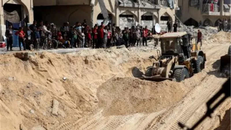 إذاعة جيش الاحتلال: حماس أعادت بقايا رفات رهينة دفن جثمانه بإسرائيل