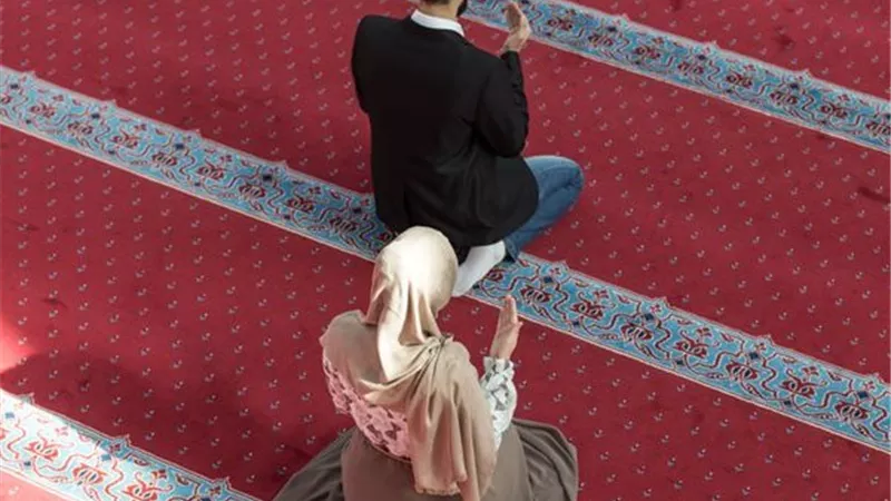 ما حكم صلاة الرجل بامرأته جماعة عند الحنفية.. دار الإفتاء توضح