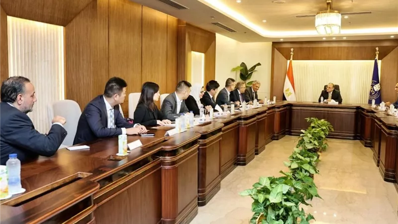 هيئة الدواء وشركة سينوبرايت الصينية يبحثان توطين صناعة المواد الخام