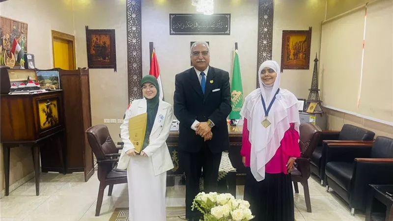 مدير «تعليم القليوبية» يكرم طالبتين لفوزهما في تحدي القراءة العربي