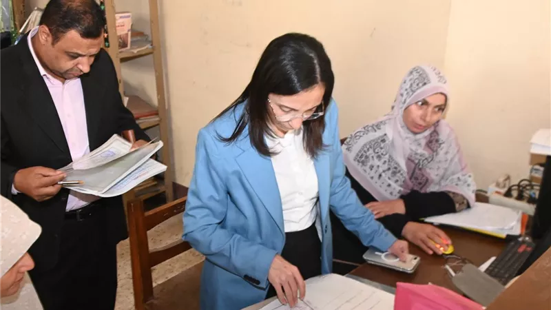 محافظ البحيرة لسائقي التوك توك: التزموا بتسعيرة الركوب وبلاش تستغلوا الناس