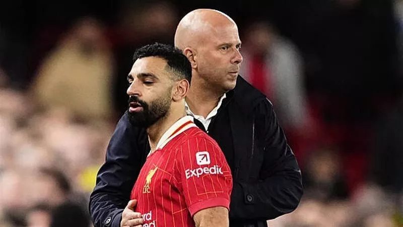 هل يتسبب محمد صلاح في أزمة بين سلوت وحسام حسن؟