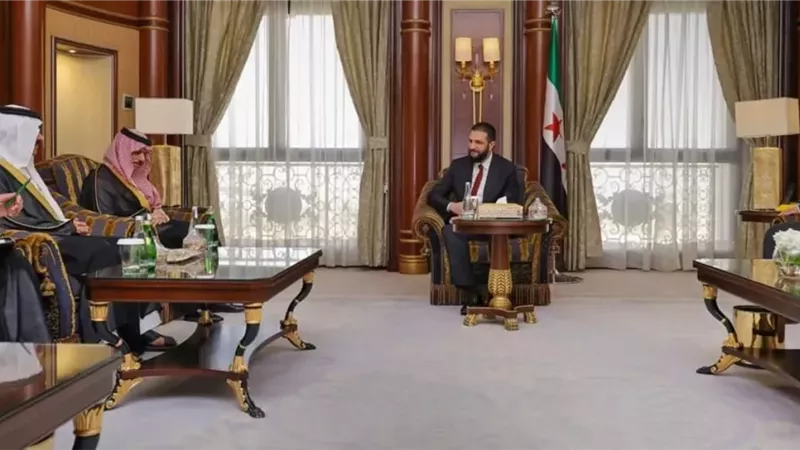 خلال مشاركته بمؤتمر مستقبل الاستثمار.. الشرع يلتقي وزير الخارجية السعودي
