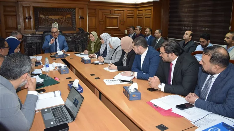 هيئة التأمين الصحي تستعرض موقف الأدوية والمستلزمات الطبية وتوافرها