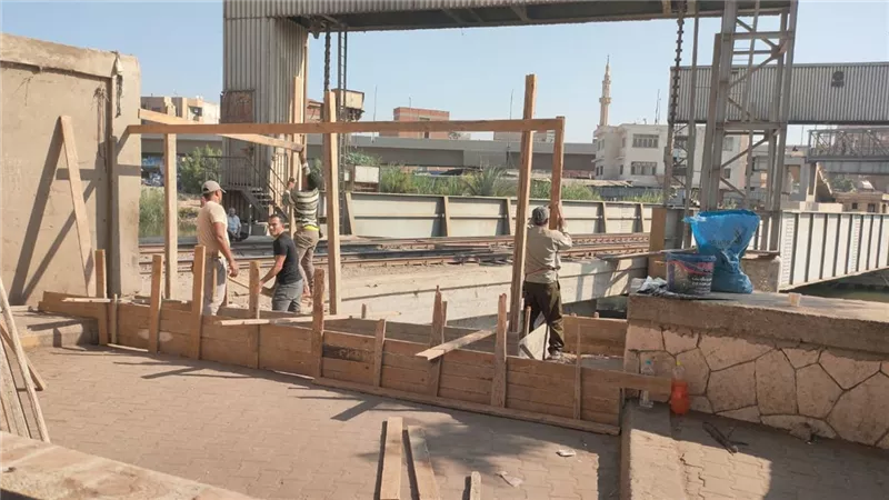 غلق ممر غير شرعية لعبور السكة الحديد ببنها وتشغيل سلم المشاة المتحرك