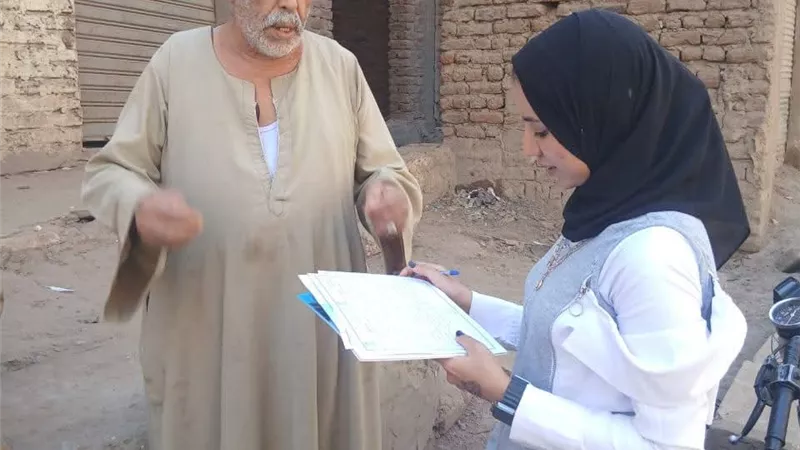 لقياس رضا المواطنين.. مياه الأقصر تُجري استطلاع رأي ميداني بالزينية والصعايدة 