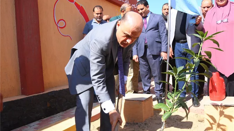 محافظ كفر الشيخ  يغرس أول شجرة مثمرة داخل ساحة مدرسة الشهاينة 