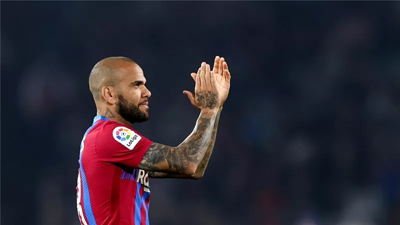 من نجومية الملاعب إلى منبر الوعظ.. داني ألفيس يفتح صفحة جديدة بعد خروجه من السجن