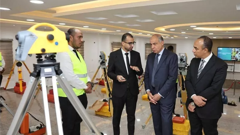 محافظ المنيا يشيد بجهود العاملين في ملف تقنين الأراضي