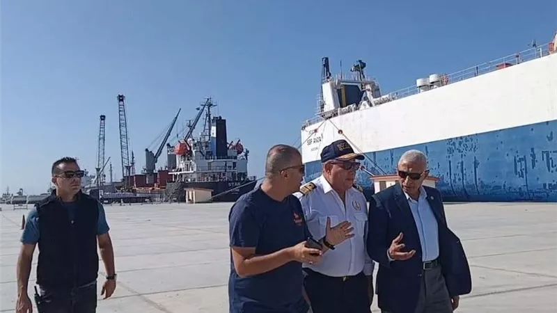  محافظ شمال سيناء يتفقد ميناء العريش البحري ويلتقي عددا من المواطنين
