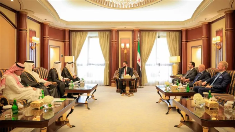 في ثالث زيارة.. الشرع يجتمع مع وزيري الاستثمار والداخلية السعوديين 