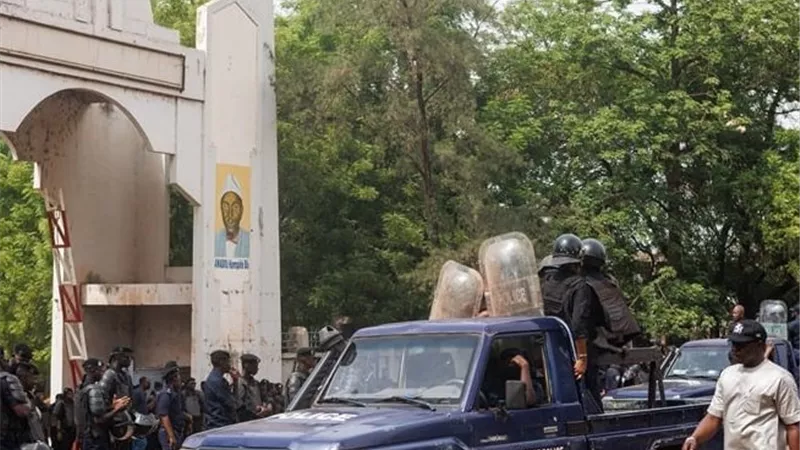 الولايات المتحدة تحث رعاياها على مغادرة مالي فوراً