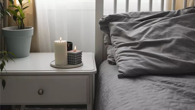 من أجل الراحة والسكون.. طرق ترتيب الطاولة الجانبية للسرير