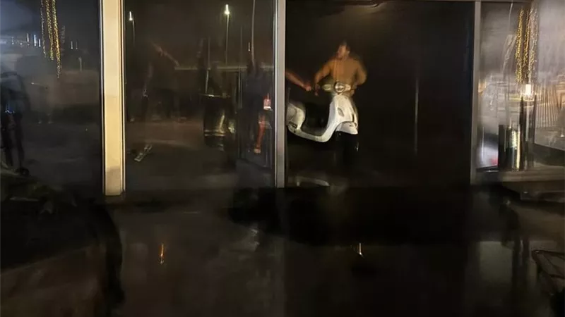 حريق هائل يلتهم محل دراجات نارية شهير بالتجمع الأول| تفاصيل
