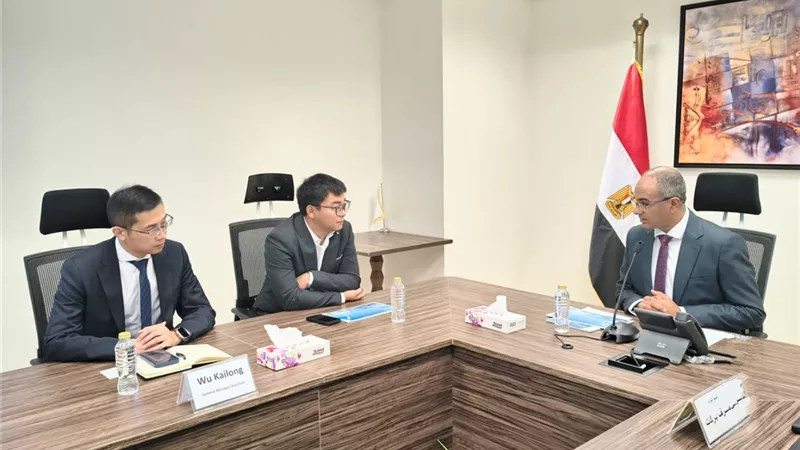 نائب وزير الإسكان: مشروعات تحلية مياه البحر تعزز الأمن المائي
