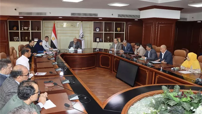 محافظ بني سويف يوجه بحلول عاجلة لأزمات المياه ودعم الحالات الإنسانية