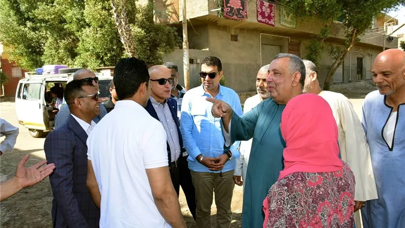 محافظ الأقصر يتابع ميدانيا خطة تطوير ورفع كفاءة الطرق
