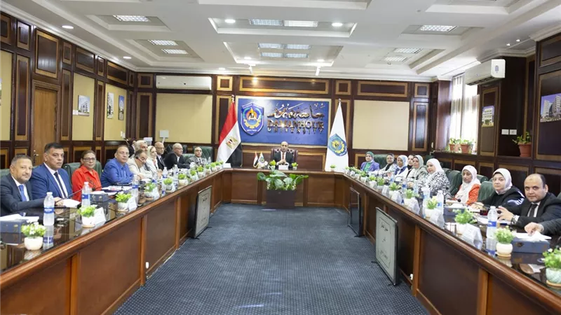 مجلس جامعة دمنهور يوجه بتكثيف التوعية حول أهمية المشاركة الإيجابية بالانتخابات