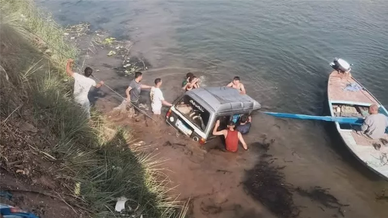 مصرع 3 أشخاص في حادث انقلاب سيارة في ترعة بالقليوبية 