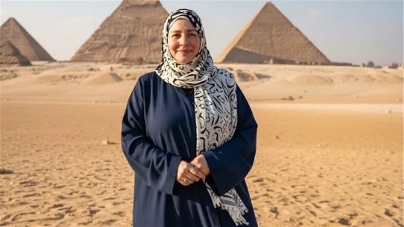 هل هي من ستقدم  الافتتاح.. حساب لـ عبلة كامل ينشر صورة لها بالأهرامات 