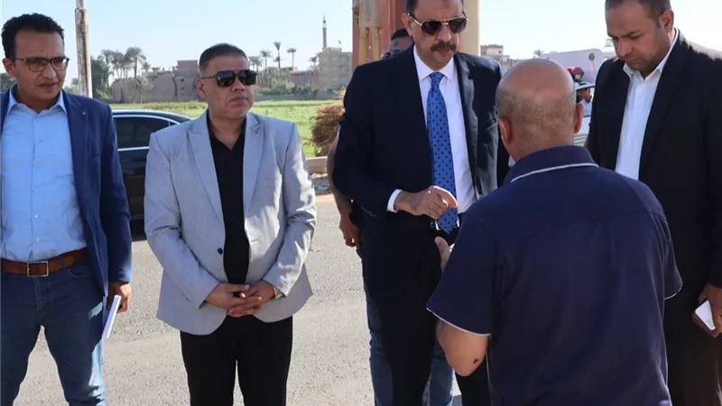 محافظ سوهاج يتفقد طريق الحواويش بأخميم تمهيدًا لتطويره ورصفه