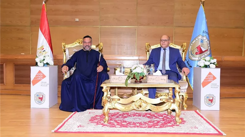 جامعة سوهاج تكرم الفنان محمد خميس خلال ندوة للاحتفال بافتتاح المتحف الكبير