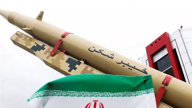 رويترز: دوي انفجارات قوية في دبي وسقوط شظايا صاروخ| فيديو