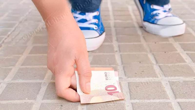 ماذا أفعل إذا وجدت مالا في الطريق؟.. «العالمي للفتوى» يوضح