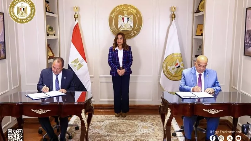 لتطوير المنظومة ورفع الكفاءة.. توقيع عقد خدمات الجمع والنظافة ببورسعيد 