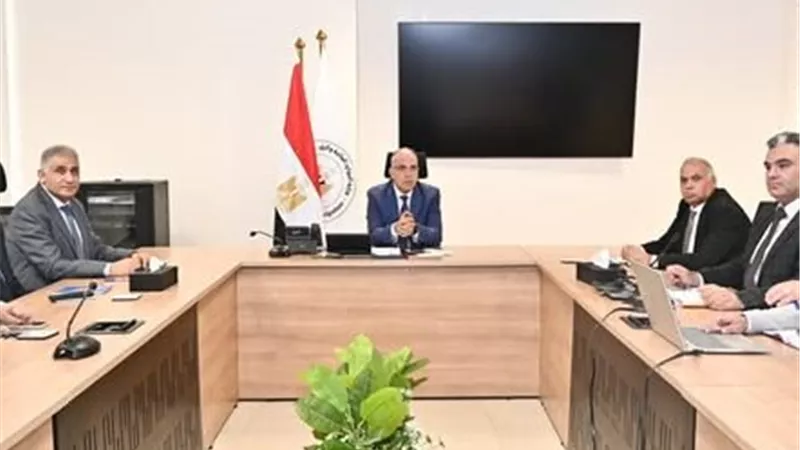 وزير الري يبحث موقف مشروع رقمنة المساقي الخصوصية