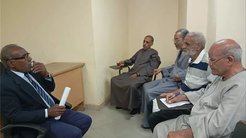 «عواجيز قنا» يتعلمون أساسيات القصة القصيرة على يد «عرندس»