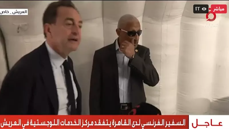 بصورة تذكارية.. سفير فرنسا بمصر يزور الهلال الأحمر بالعريش ويشيد بجهود المتطوعين