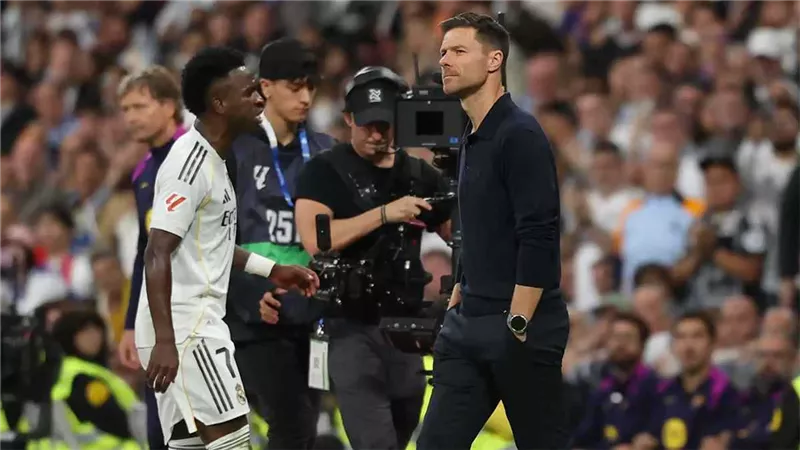 نجوم ريال مدريد يسخرون من تشابي ألونسو على شرف جوارديولا