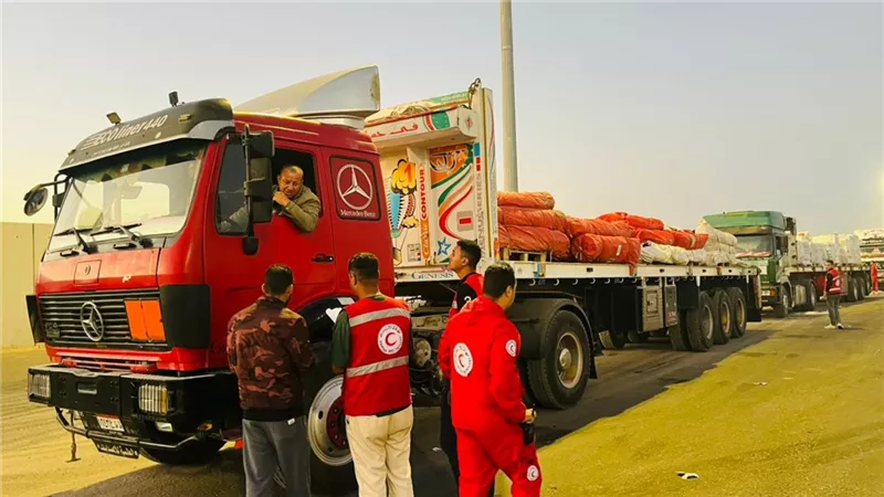 الهلال الأحمر المصري يطلق قافلة مساعدات «زاد العزة» الـ61 إلى غزة