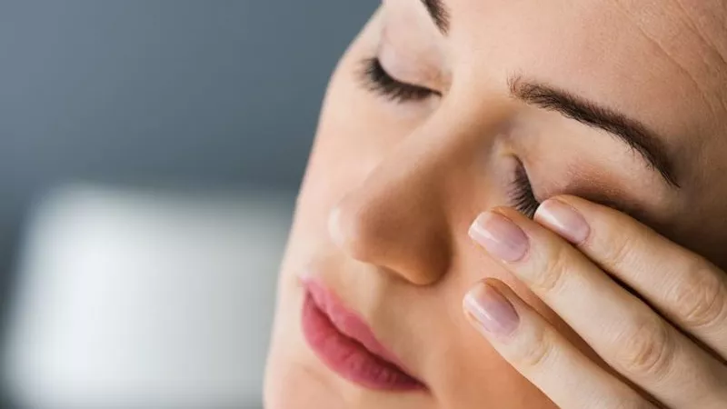 لماذا ترتعش عينك؟.. رسالة صغيرة من جسدك لا تتجاهلها