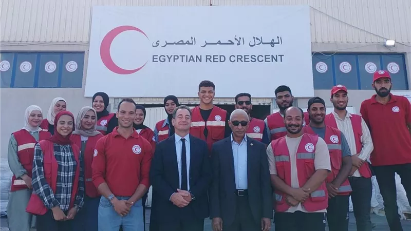 محافظ شمال سيناء والسفير الفرنسي يتفقدان مخازن المساعدات بالعريش