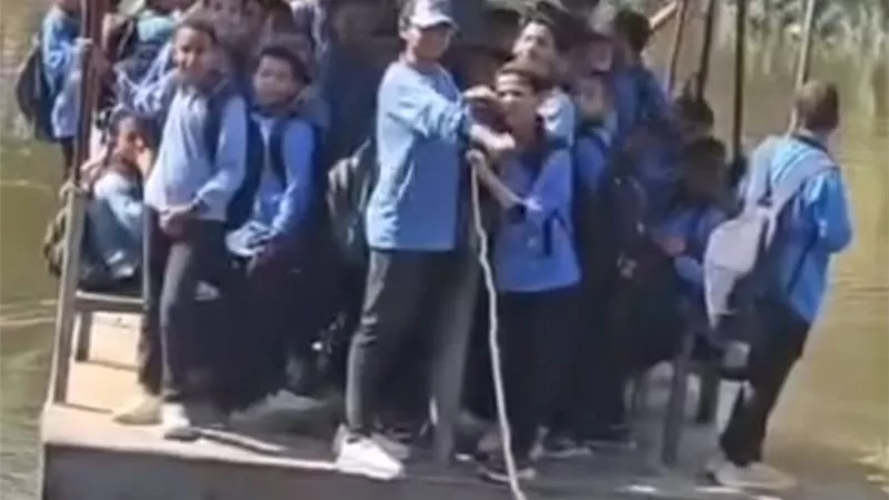 محافظ سوهاج يوقف معدية غير مرخصة بالبلينا بعد تداول فيديو لطلاب يستخدمونها