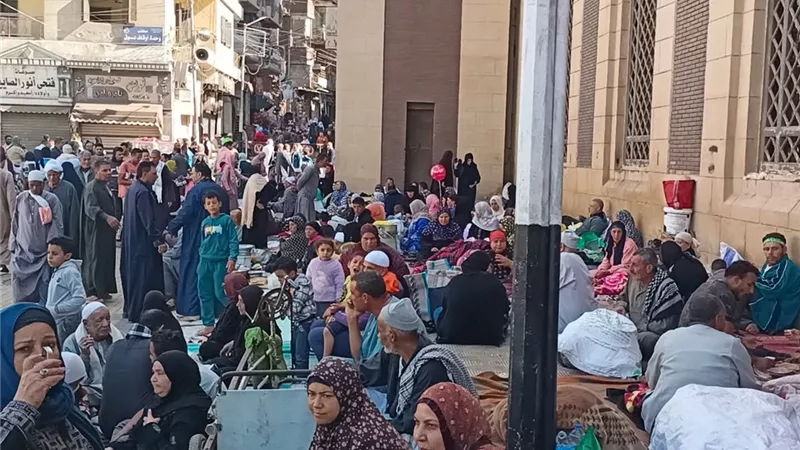 توافد آلاف المواطنين على ساحة المسجد الإبراهيمي للاحتفال بالمولد الدسوقي