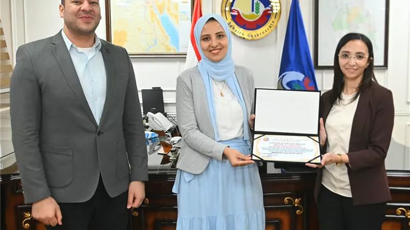 محافظ البحيرة تُكرم مديرة وحدة طب الأسرة بقرية المجد بالرحمانية تقديرا لجهودها