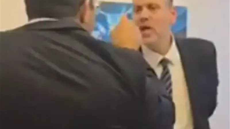 بسبب نجل نتنياهو.. شجار بالأيدي بين وزيرين إسرائلييين | شاهد
