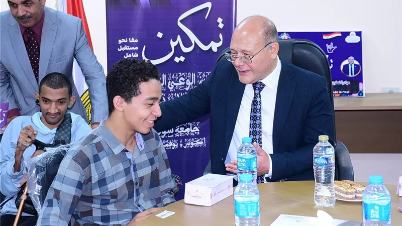 رئيس جامعة سوهاج يلتقي ذوي الإعاقة ويشاركهم وجبة الغذاء 