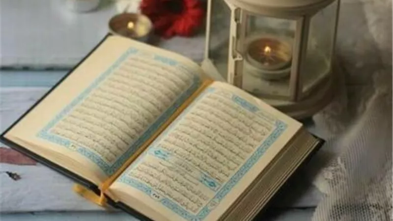حكم الاتكاء أو الجلوس على كتب بها آيات قرآنية.. دار الإفتاء تجيب