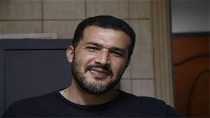 أشرف ضمر: الكتاب الورقي صار أقرب لقطعة ديكور تصلح للتصوير| خاص