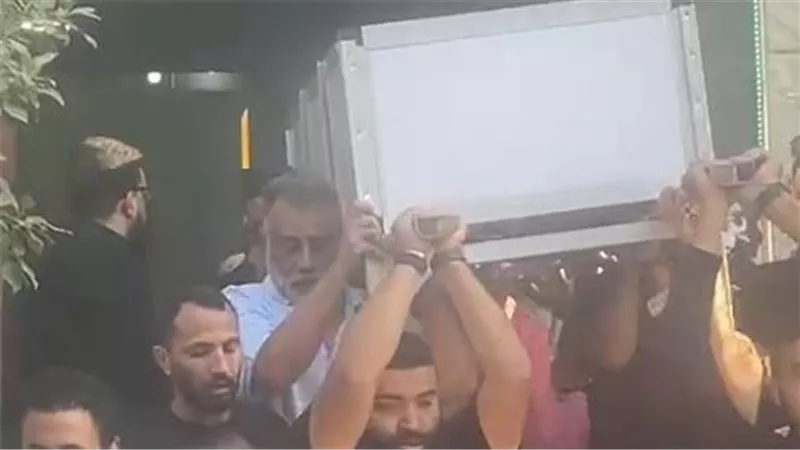 بكاء أسرة المصور ماجد هلال أثناء تشييع جثمانه لمثواه الأخير 